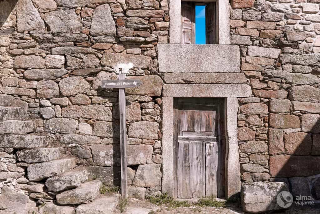 Casa de piedra abandonada