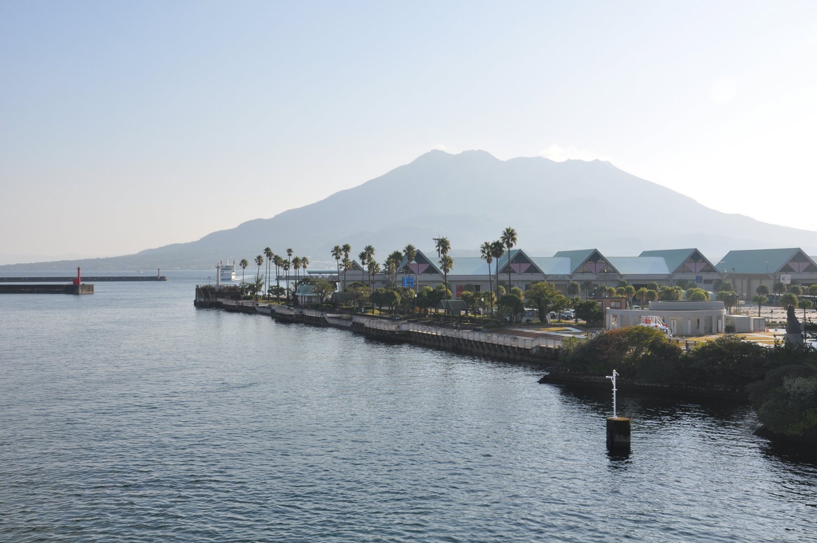 Volcán Sakurajima visto desde la ciudad de Kagoshima