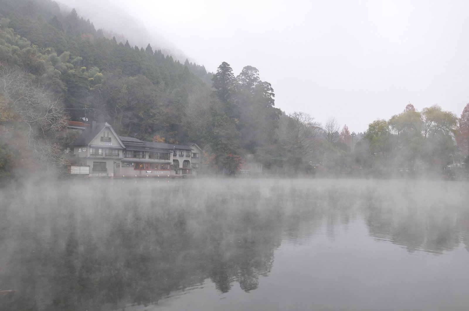 Lago Kinrin bajo la niebla en Yufuin en la isla de Kyushu