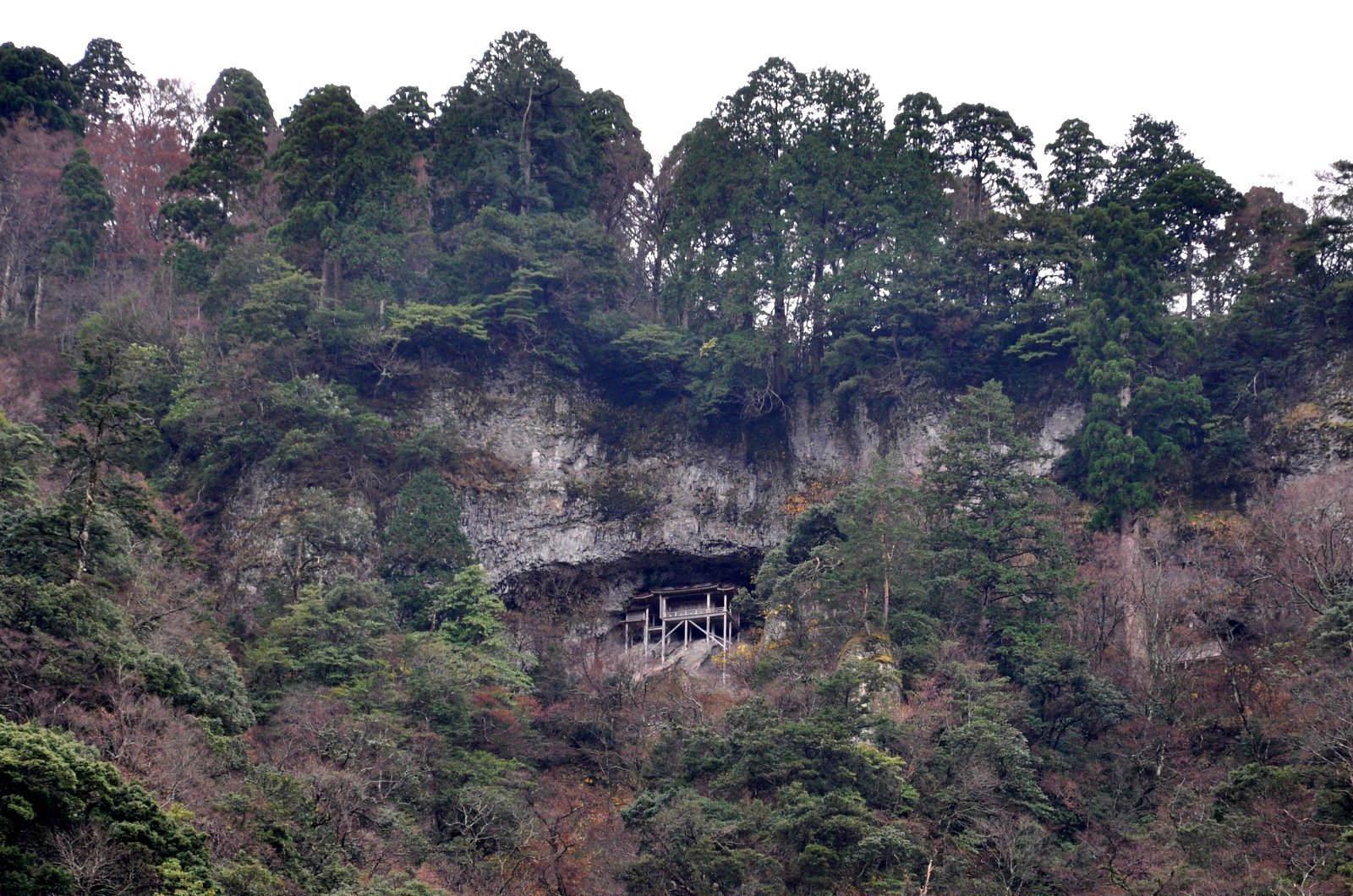 Templo Nageiredo alto encaramado en la montaña Mitoku