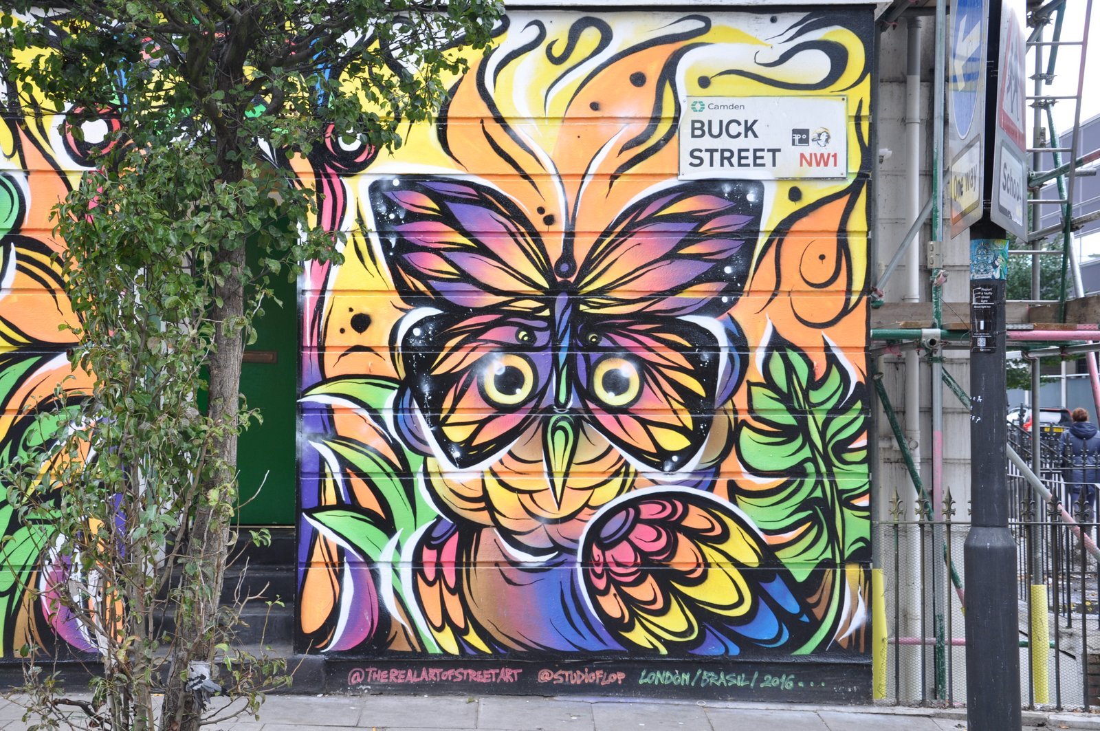 Un búho del artista brasileño Studioflop en las paredes de Camden Town