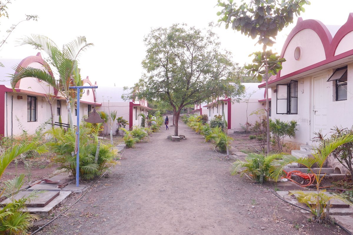 Centro de Meditación Nashik entrada principal con habitaciones bungalow 