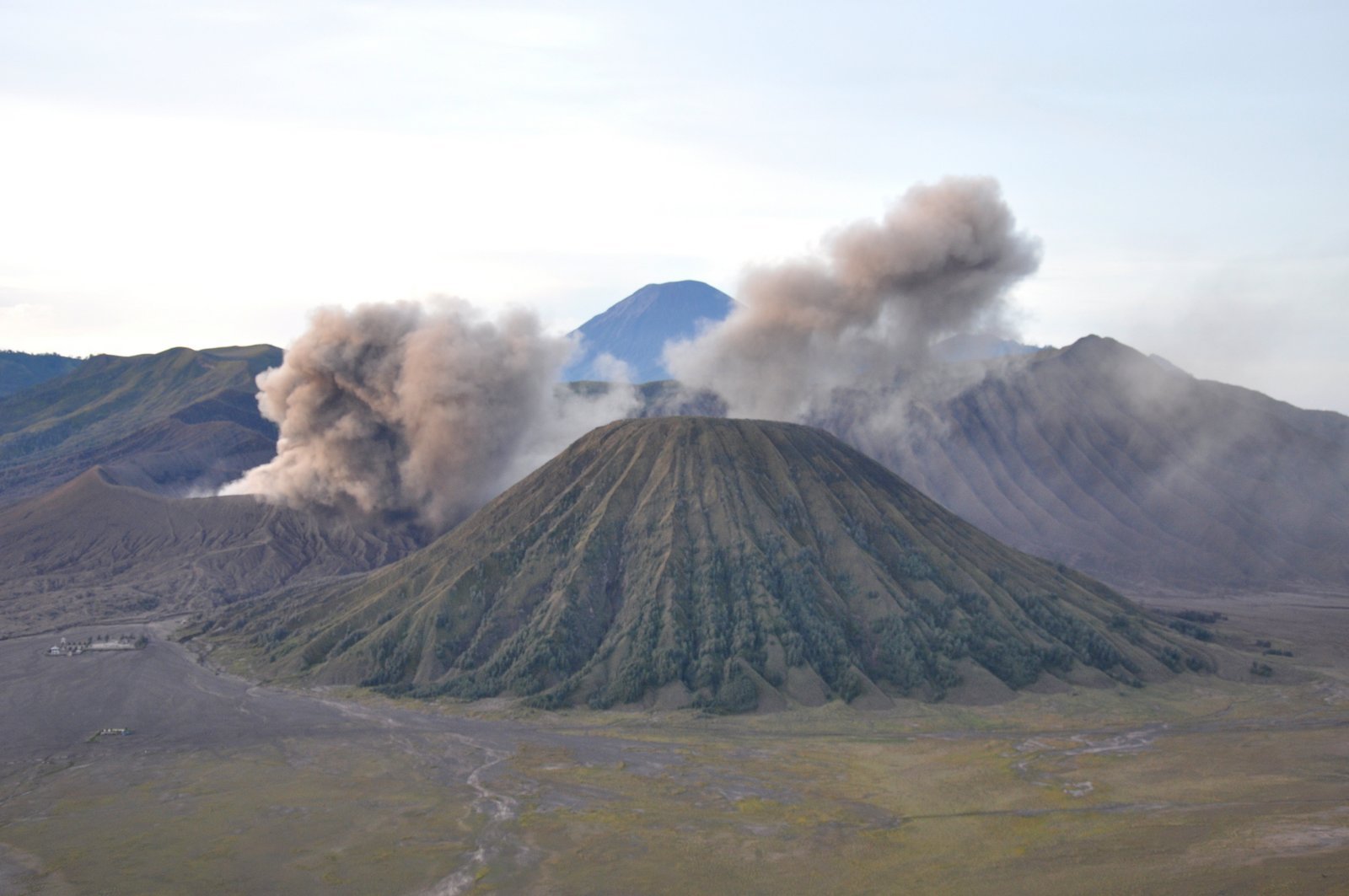 volcán bromo-erupción