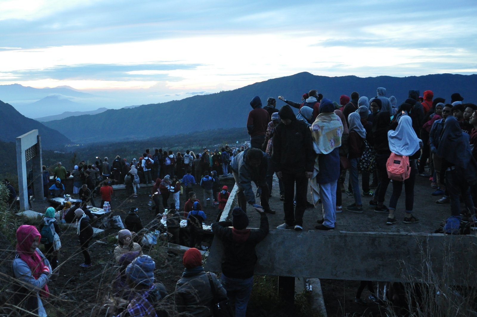 Muchas personas para presenciar el amanecer en el Monte Bromo