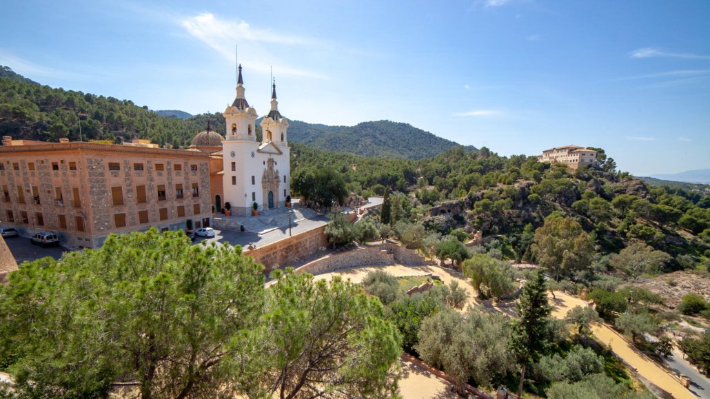 Vistas sobre un santuario a la izquierda y las verdes colinas con otro edificio a la derecha a las afueras de Murcia España