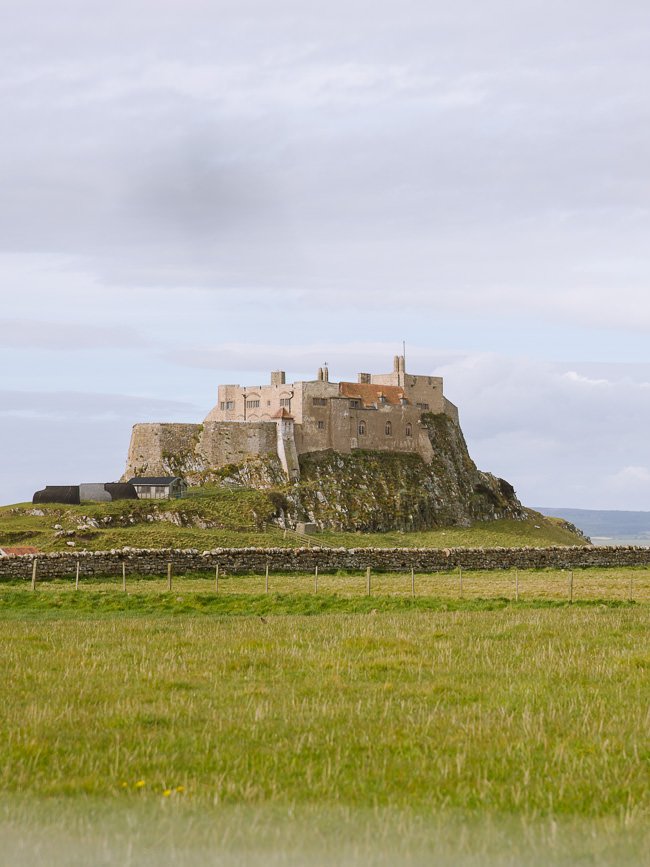 Castillo renovado se encuentra encima de una gran roca en una isla