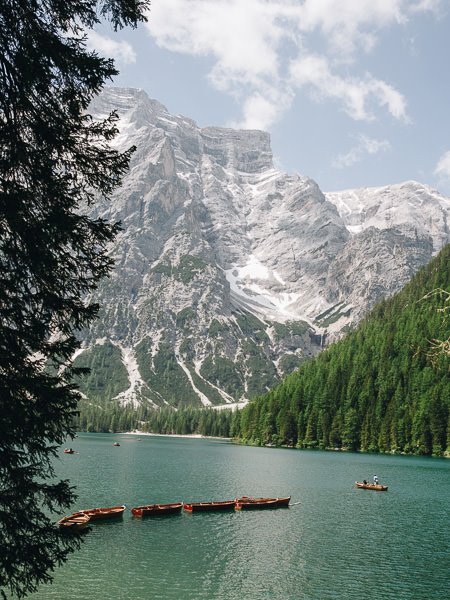 Botes de remos en el Lago di Braies, Italia