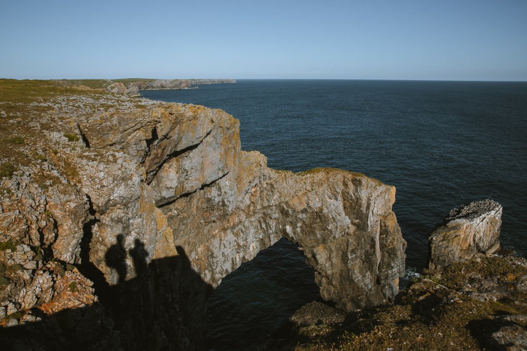 una enorme formación de arco en las rocas a lo largo de la costa de Pembrokeshire