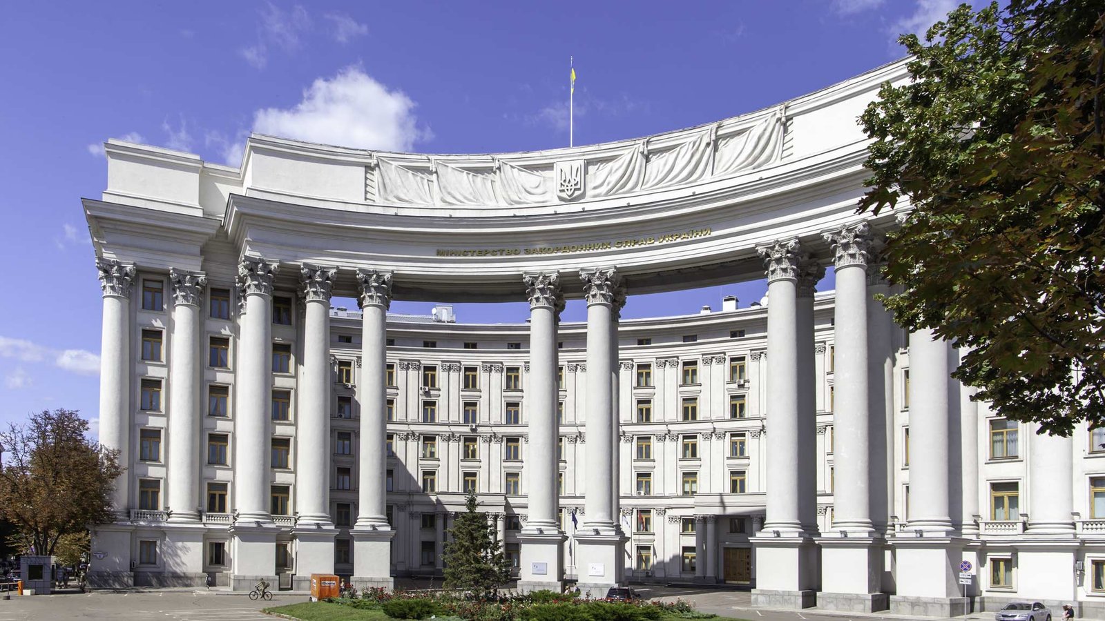 Un edificio audaz en Kiev con imponentes pilares