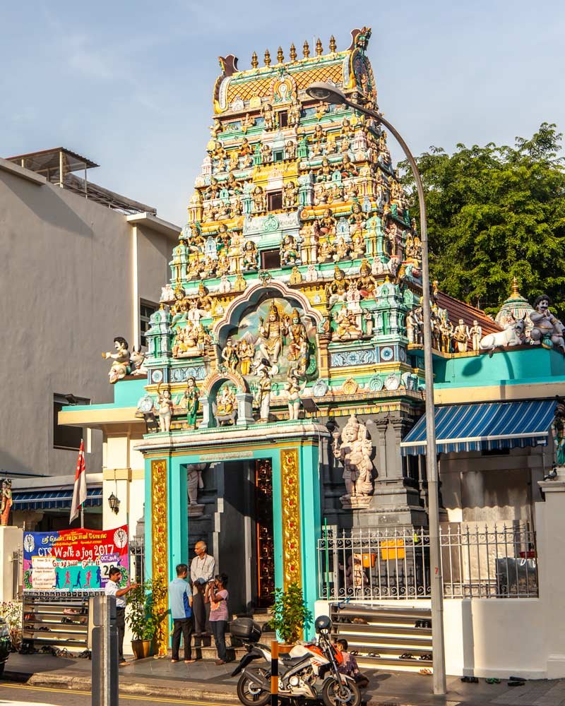 Templo hindú con esculturas ornamentadas y coloridas en Singapur