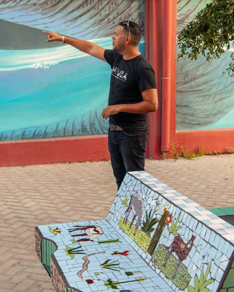 Un guía turístico en un recorrido por el arte callejero de San Nicolás