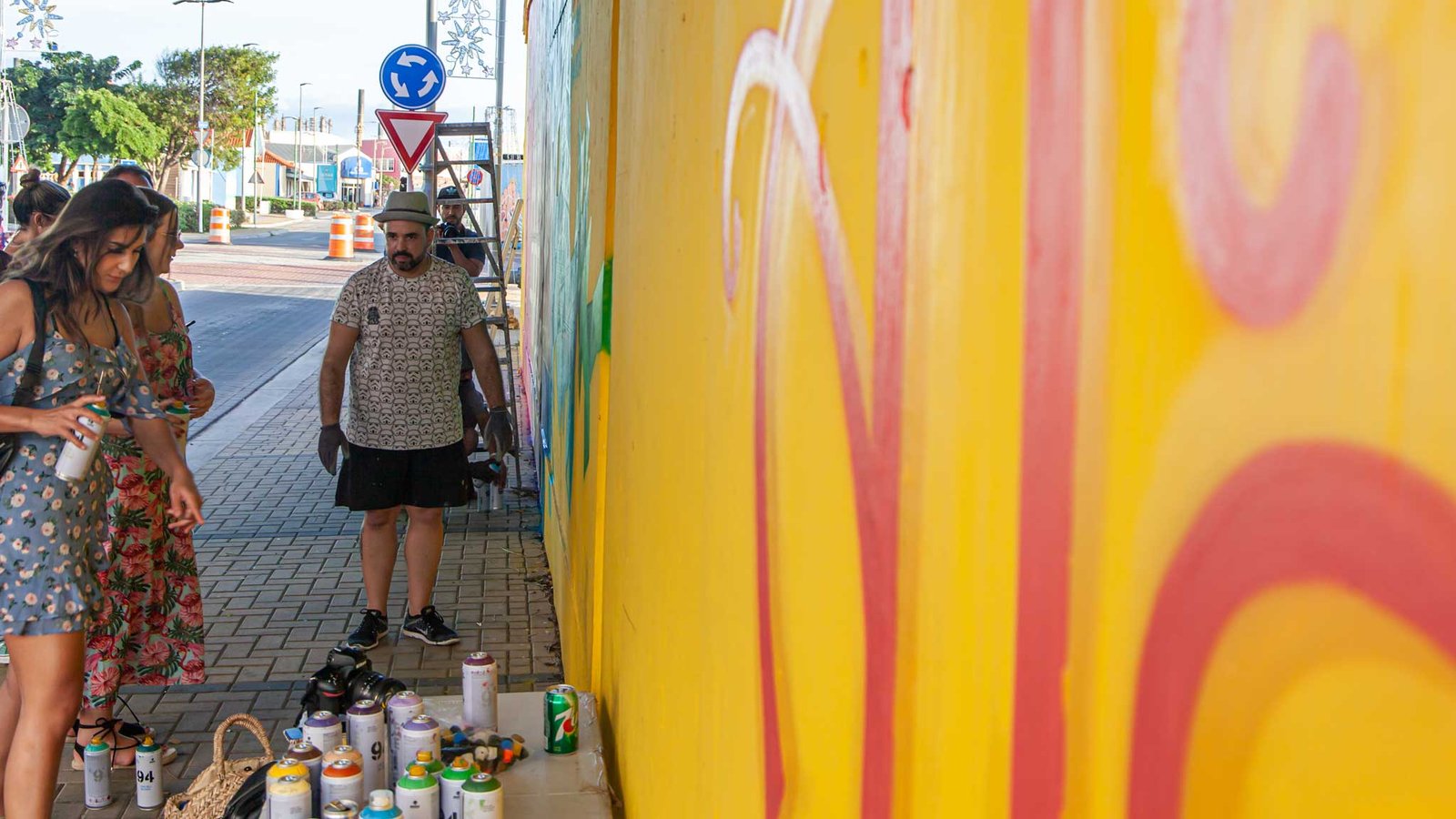 Un taller de arte callejero con pintura en aerosol en San Nicolás Aruba