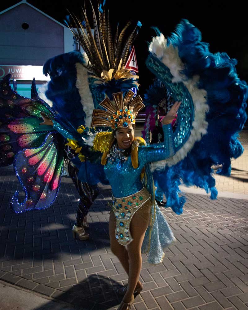 Traje de carnaval tradicional y colorido usado durante un baile en la calle en San Nicolás