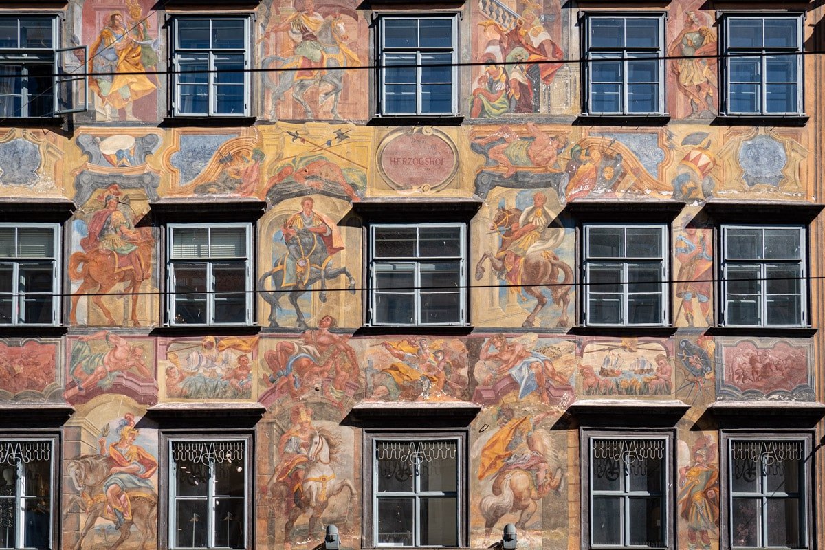 Una fachada detallada en el casco antiguo de Graz