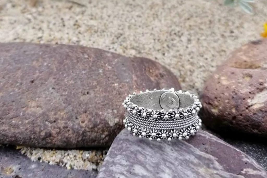 Anillo de bodas sardo hecho a mano en plata