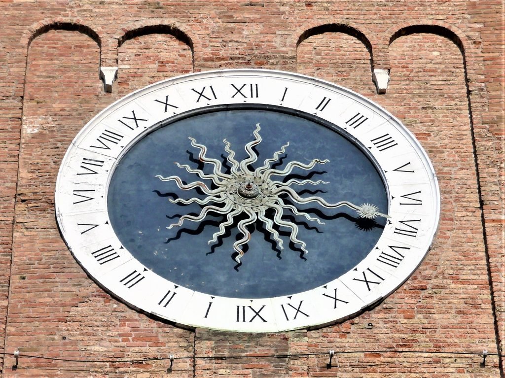 Hermoso reloj de torre medieval