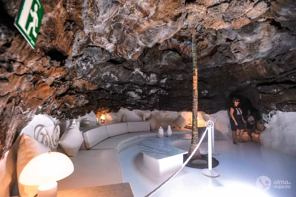 Turista visitando la Casa del Volcán