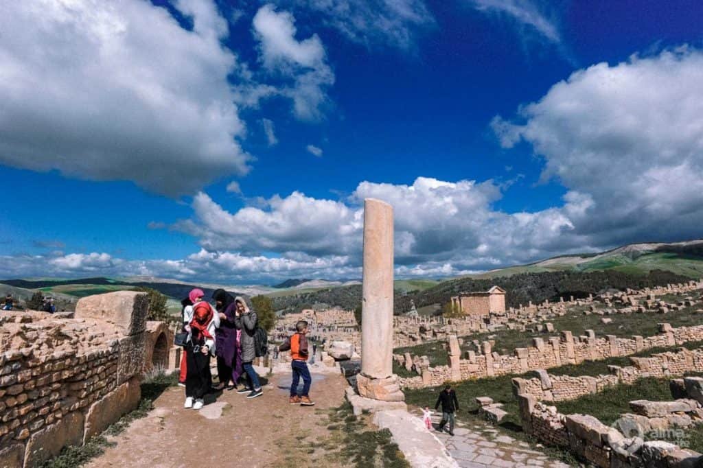 Turistas en Djémila