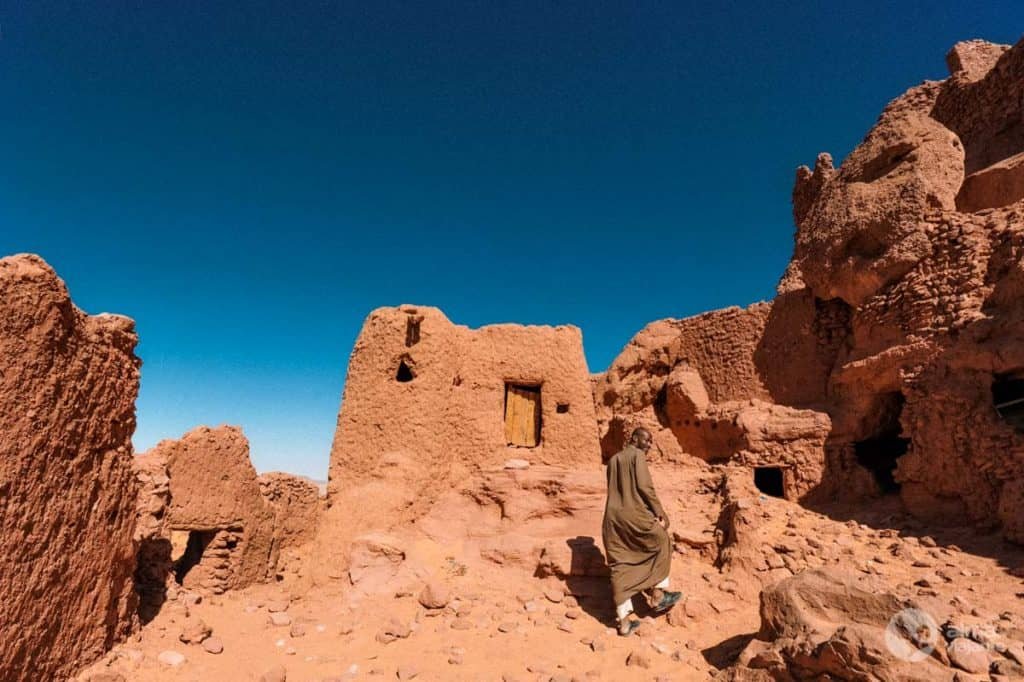 Pueblo abandonado en el desierto del Sahara