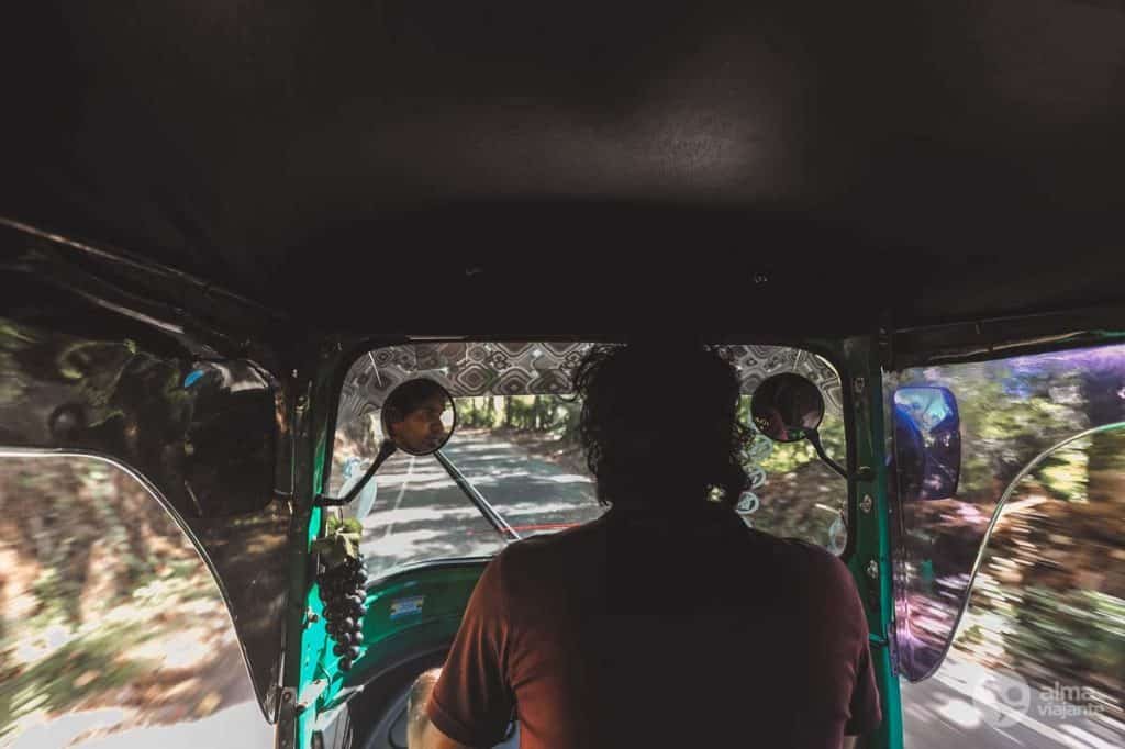 Viajar en tuk tuk en Ella