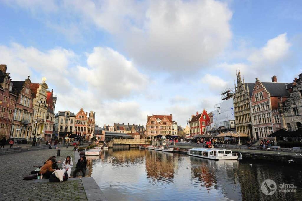 Barrio de Graslei y el río Leie