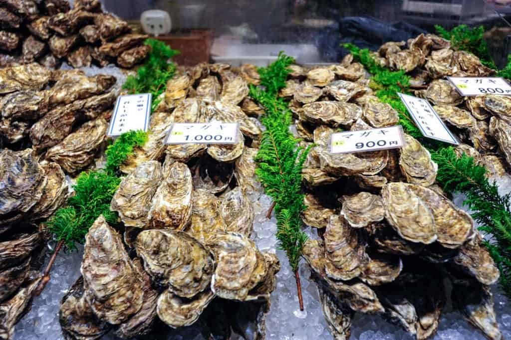 Ostras en el mercado Omicho, Kanazawa