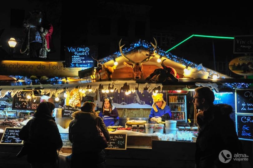 Vino caliente en un mercado navideño de Bruselas