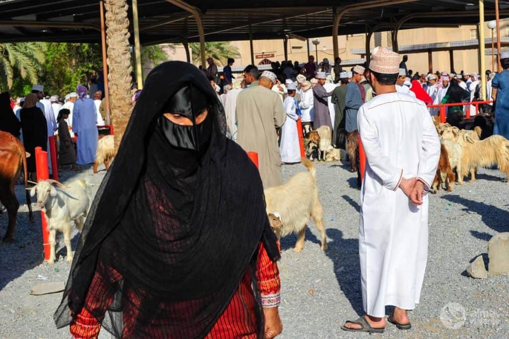 Mujeres con máscaras en el mercado de Nizwa