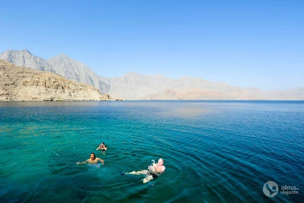 Turistas haciendo snorkel en Khasab