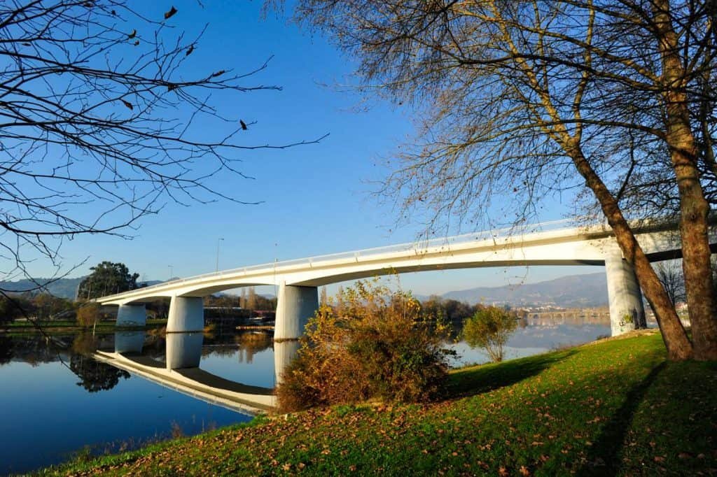 Puente sobre el río Lima