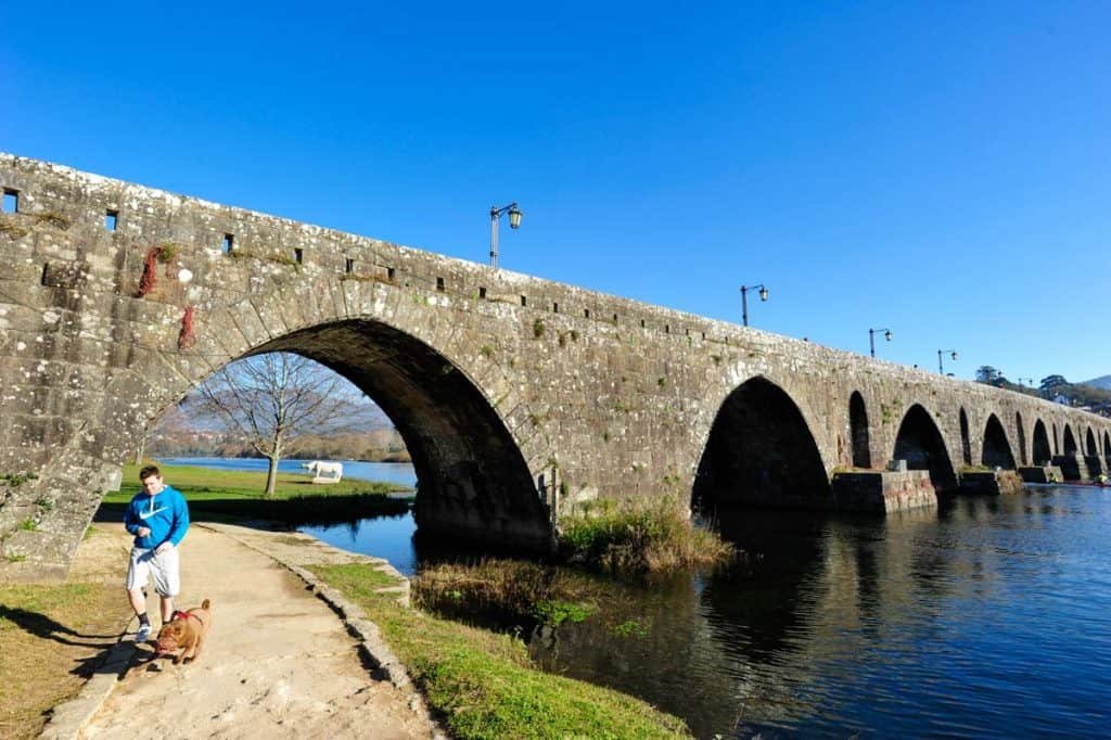 Puente medieval sobre el río Lima