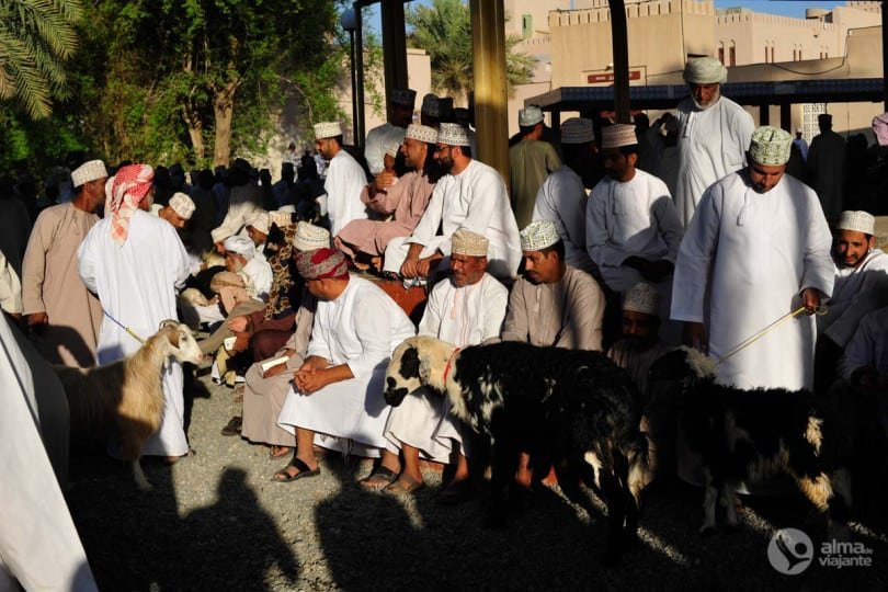 Hombres en el mercado de cabras de Nizwa