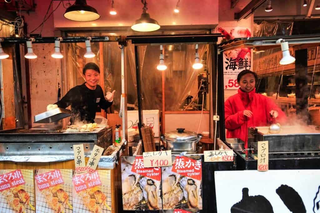 Puesto de comida en el mercado Tsukiji