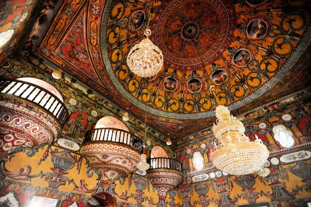 Decoración interior de la Mezquita Sarena Dzamija