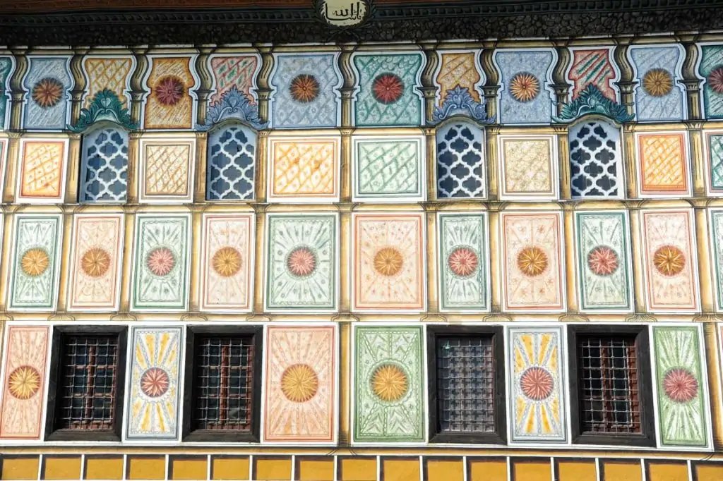 Fachada de la mezquita Sarena Dzamija