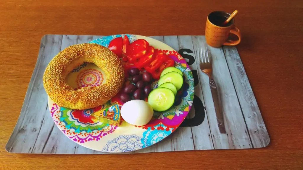 Desayuno en el albergue de Pristina.