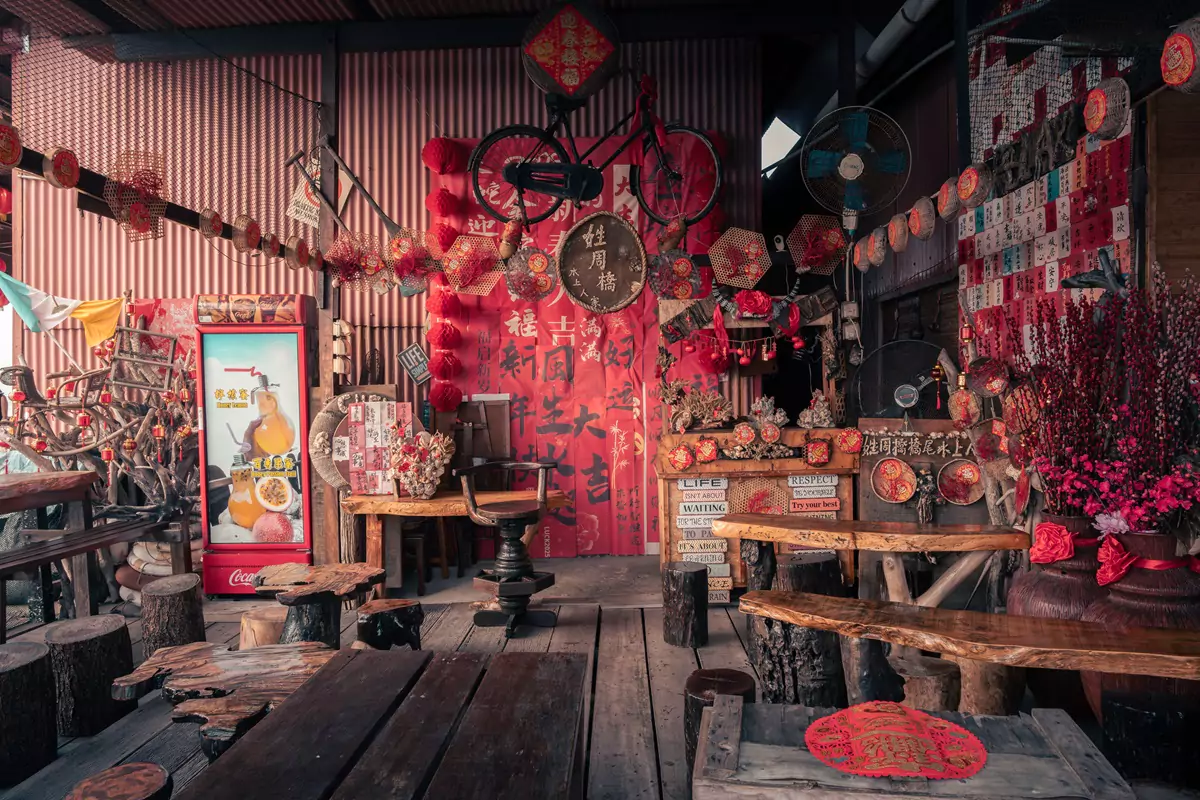 Decoraciones de interiores dentro de un café en los muelles del clan en George Town, Penang.