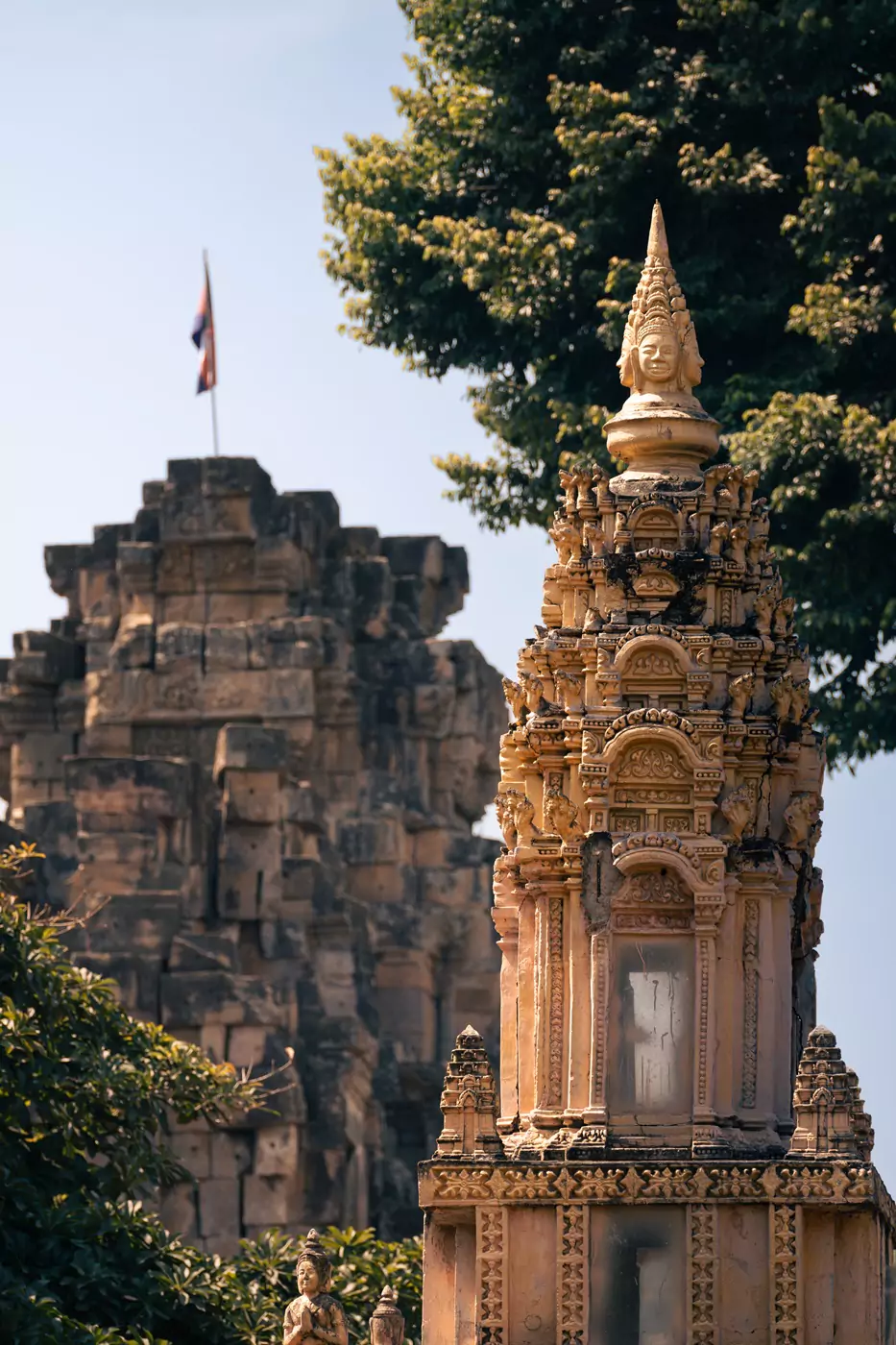 Estilos arquitectónicos budistas y jemer vistos juntos en el Templo Ek Phnom en Battambang, Camboya.
