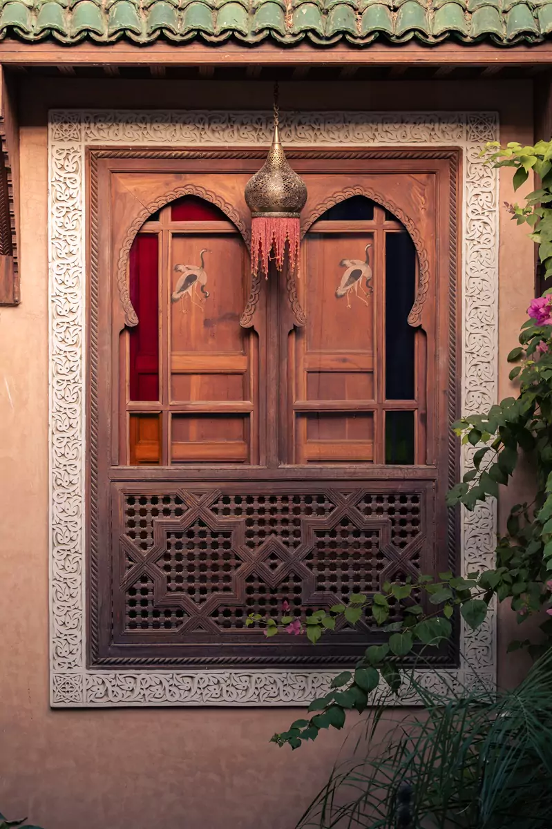 Una contraventana y un marco intrincadamente decorados en un riad en Fez.