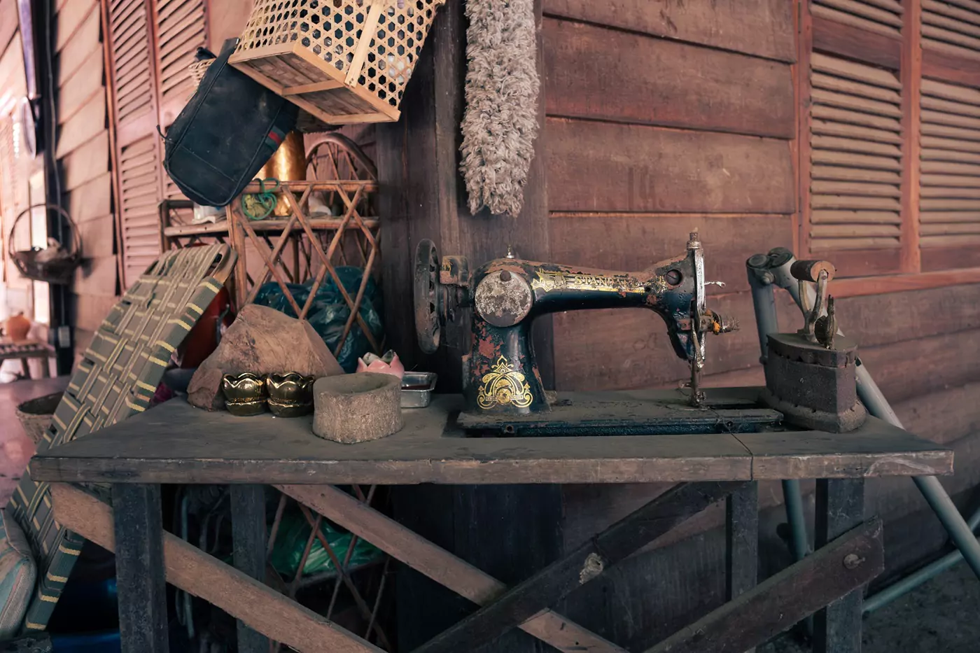 Una vieja máquina de coser con decoraciones doradas y negras en una casa jemer en Battambang, Camboya