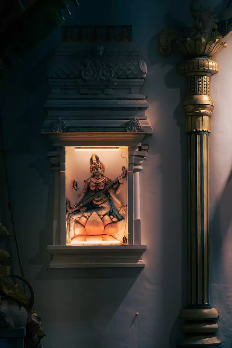 Una estatua en la pared fuera del templo Sri Mahamariamman en George Town, Penang.