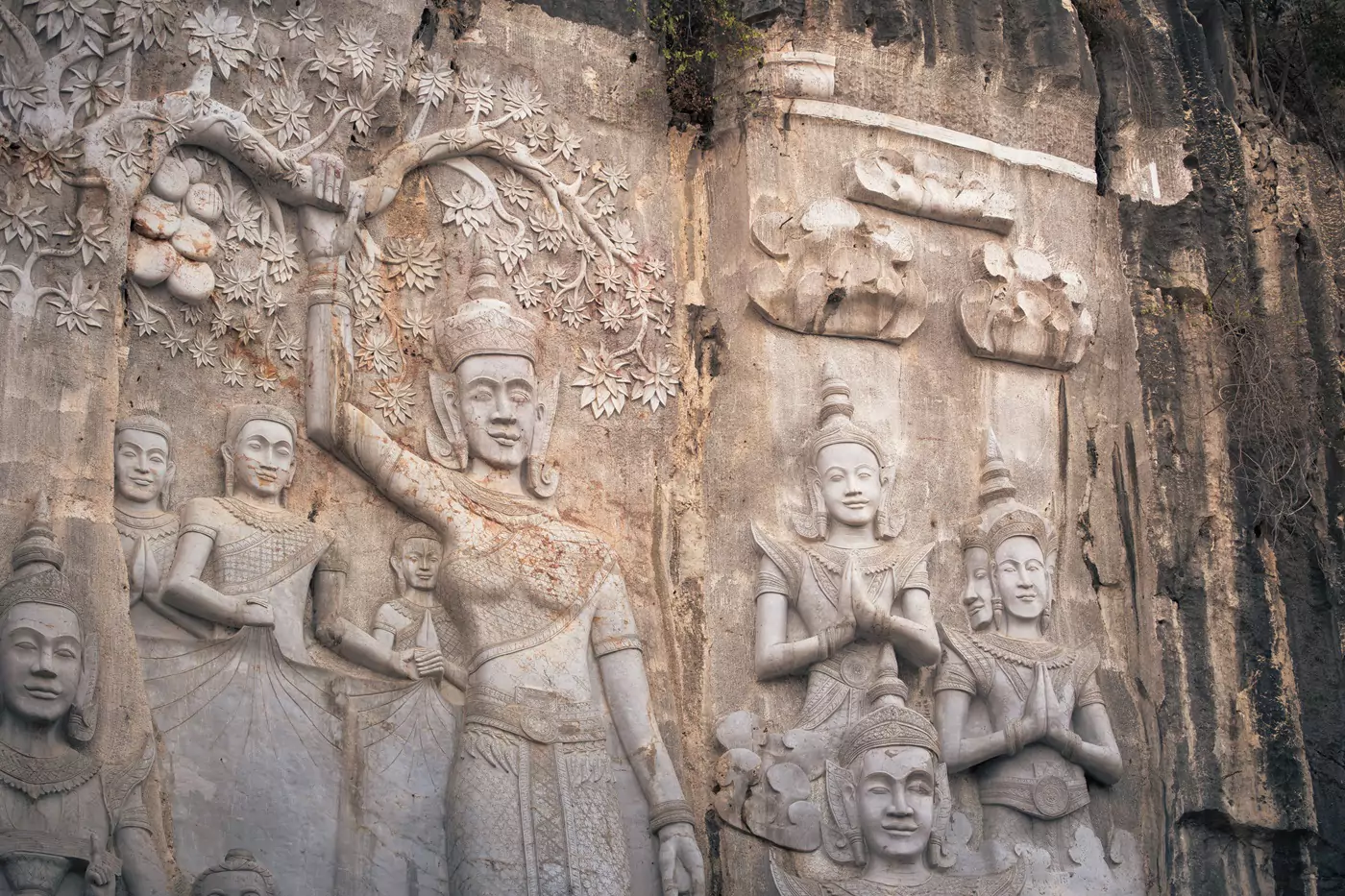 Charvings de acantilados al lado de la cueva de bateartambang en Camboya, que representan escenas budistas.