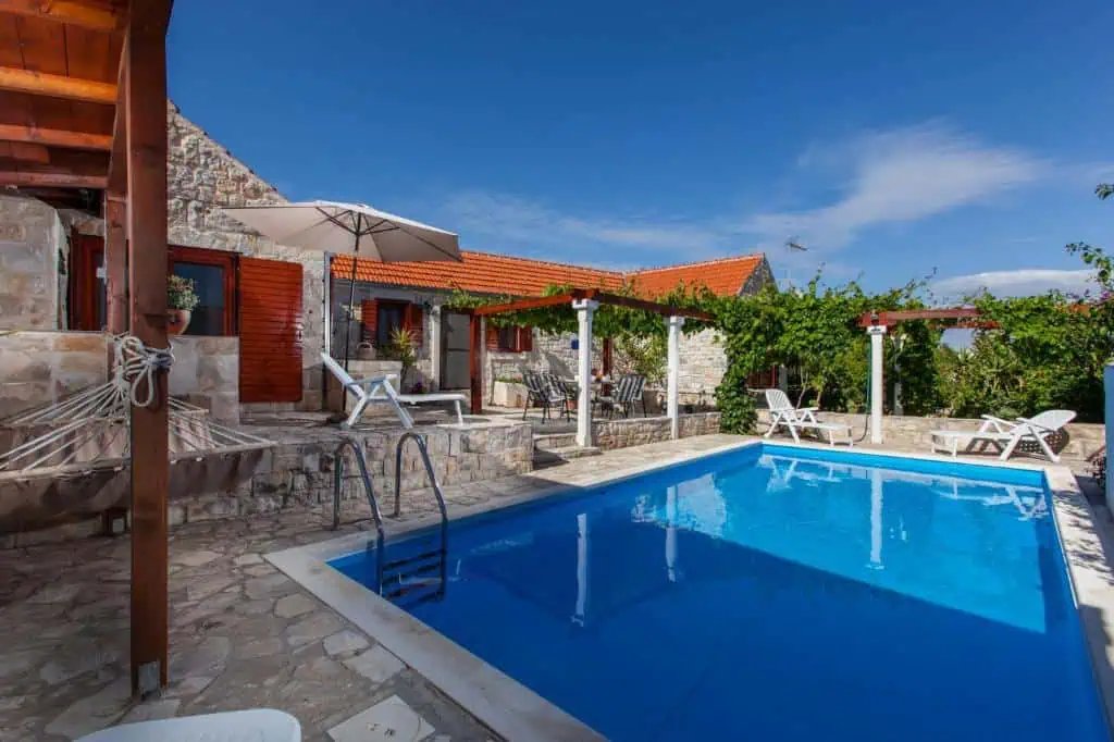 Villa de la familia del campo con piscina privada
