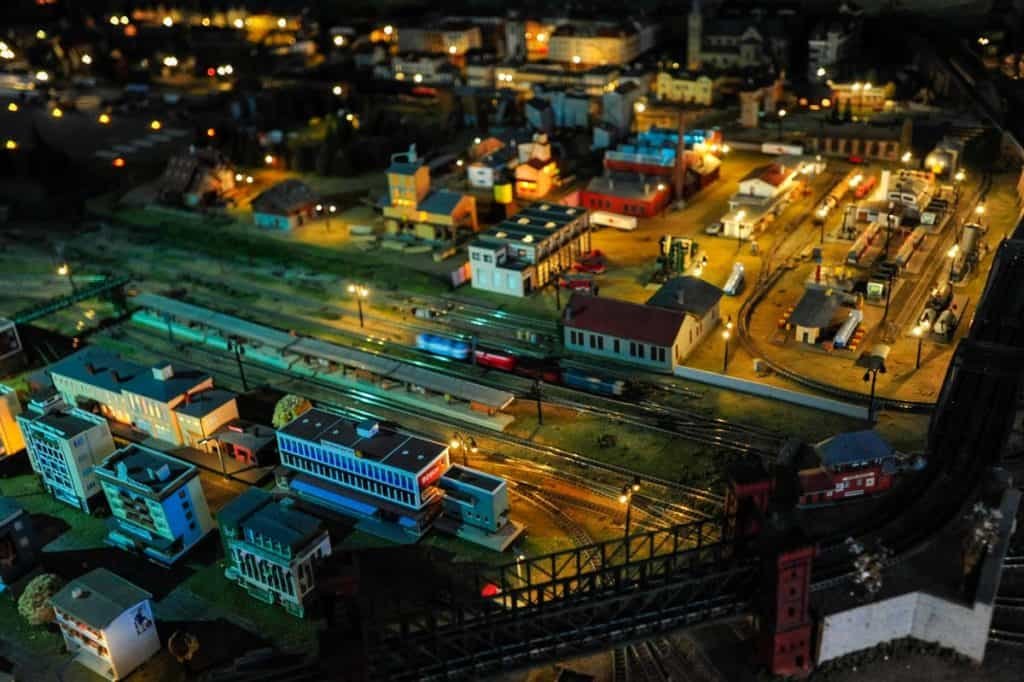 Vía de trenes en una ciudad en miniatura