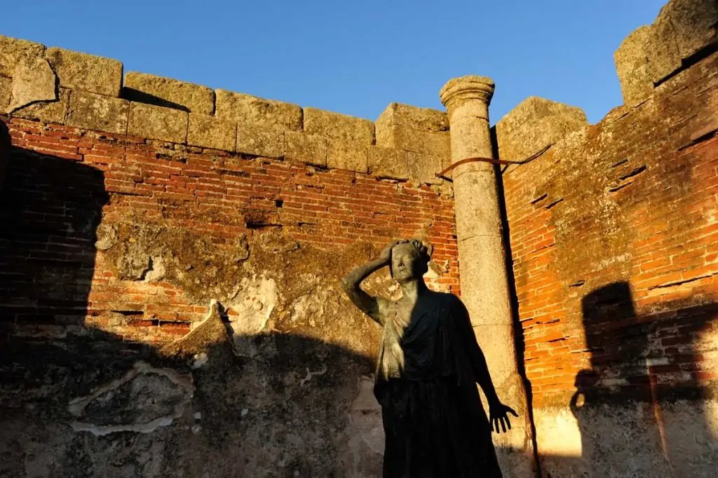 Una estatua al lado de la entrada del anfiteatro