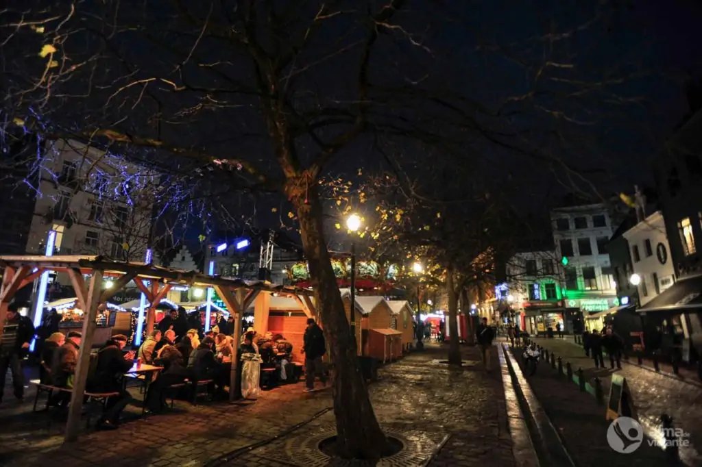Espacio para comidas en un mercado navideño de Bruselas