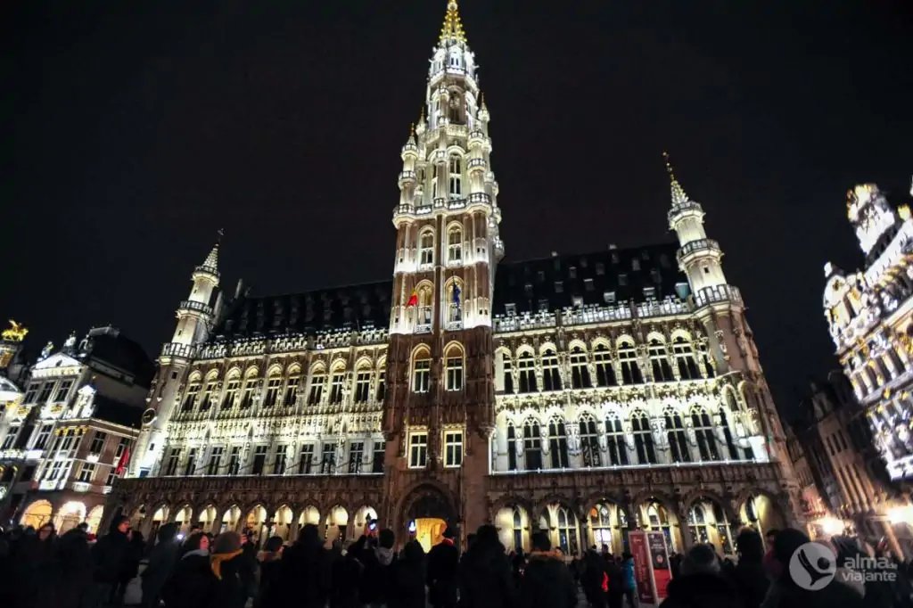 Ayuntamiento de Bruselas iluminado