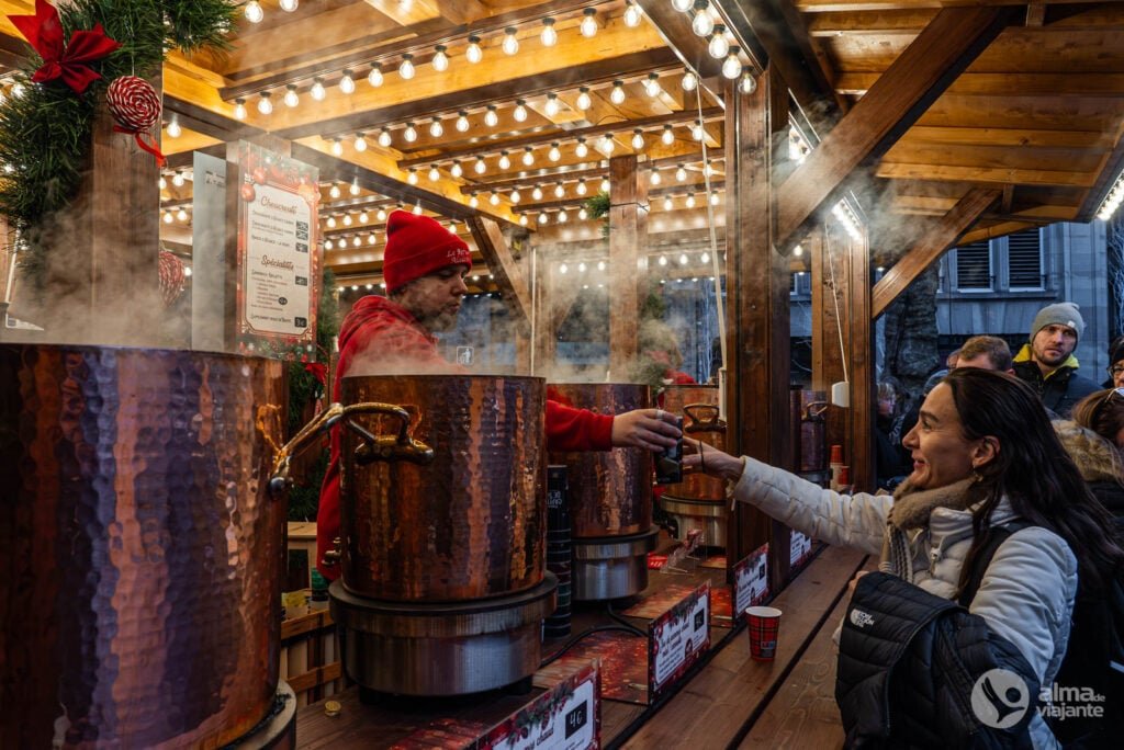Tienda de vino caliente en el mercado navideño en Praça do Tempo Novo, Estrasburgo