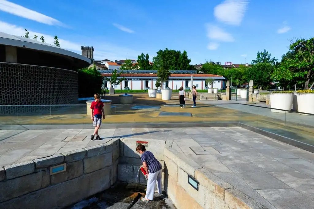 Fuente de la gente, Chaves
