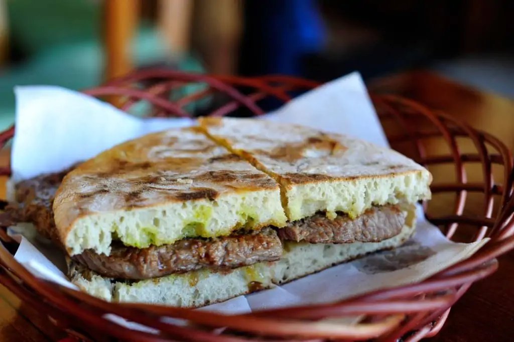 Caila en el pastel de sake